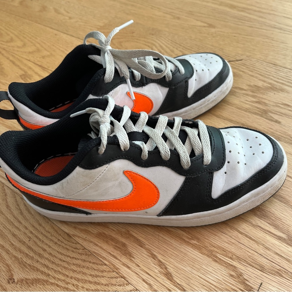 Nike Boys Borough Sneakers - Low. Size 5 Youth.